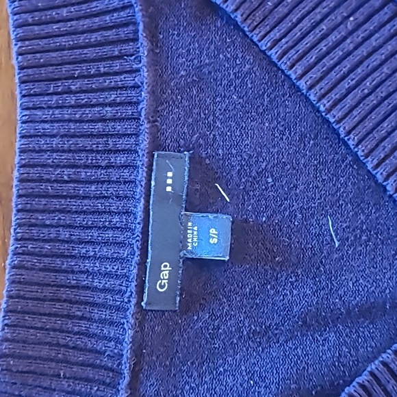 🎁2/$25 Size small GAP v-neck sweater - Picture 2 of 3